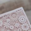 FAIRE-PART CISELÉ MOTIF FLEURS – Image 3